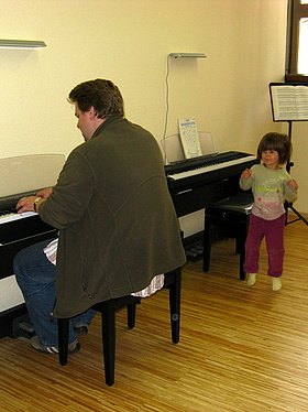 Jason spielt Klavier für ein Kindern